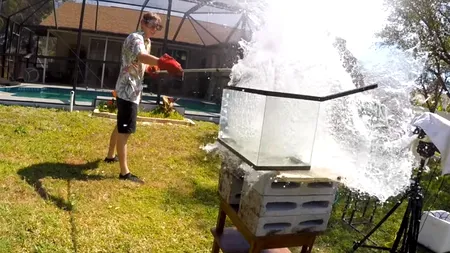 Reacție chimică surprinzătoare. Ce se întâmplă dacă adaugi sare topită în apă