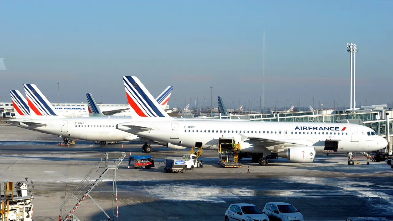 Lovitură primită de companiile aeriene: Pasagerii unui zbor cu legătură directă, despăgubiți dacă ajung la destinația finală mai târziu. Câți bani puteți primi