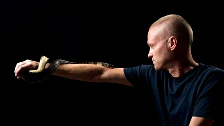 Americanul care s-a lăsat mușcat de cei maii veninoș șerpi din lume, pe cale să descopere un antivenin universal: 