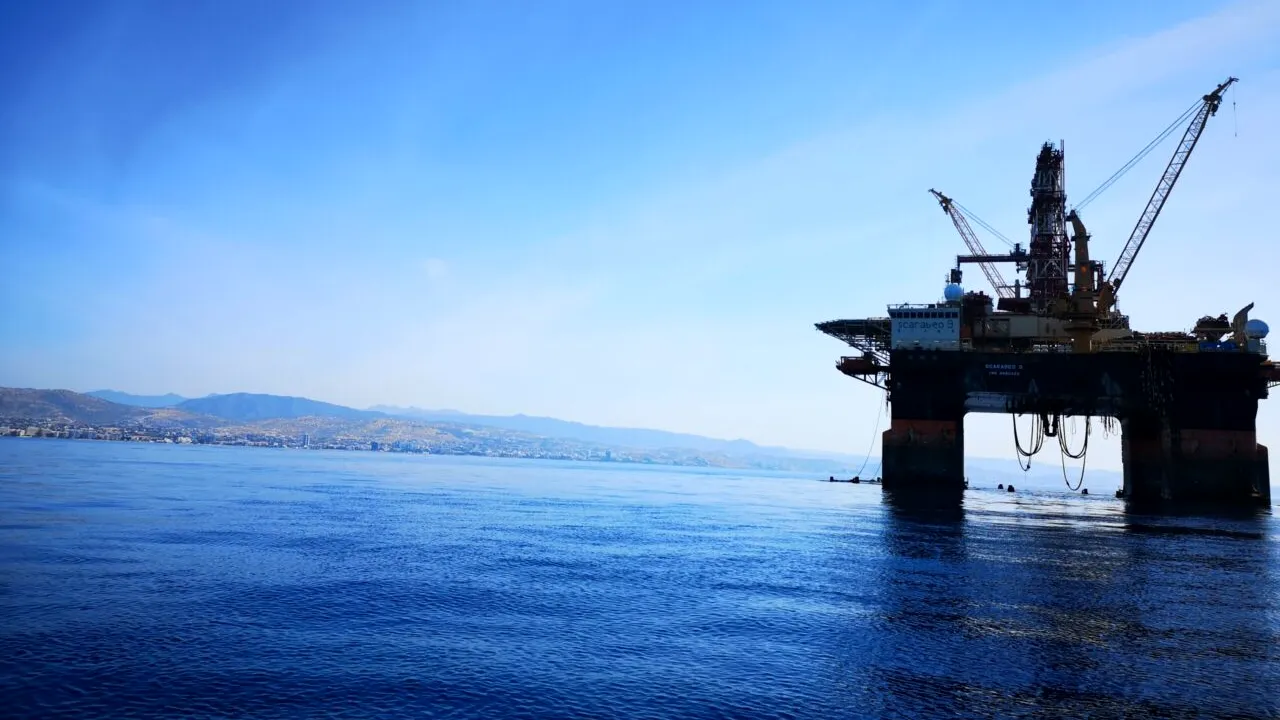 Autoritatea de Reglementare în Domeniul Minier respinge prelungirea cerută de Lukoil Overseas a acordului de concesiune pentru perimetrul Trident din Marea Neagră. Cum răspunde compania