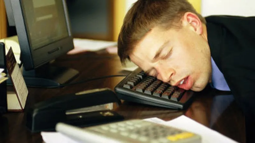 INCREDIBIL! Un angajat al unei bănci a adormit cu capul pe tastatură. Când s-a trezit a avut ȘOCUL VIEȚII LUI