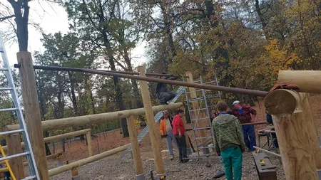 VIDEO | Cum i-au ajutat americanii de la Deveselu pe studenții din Craiova să facă un parc de aventuri în Bănie