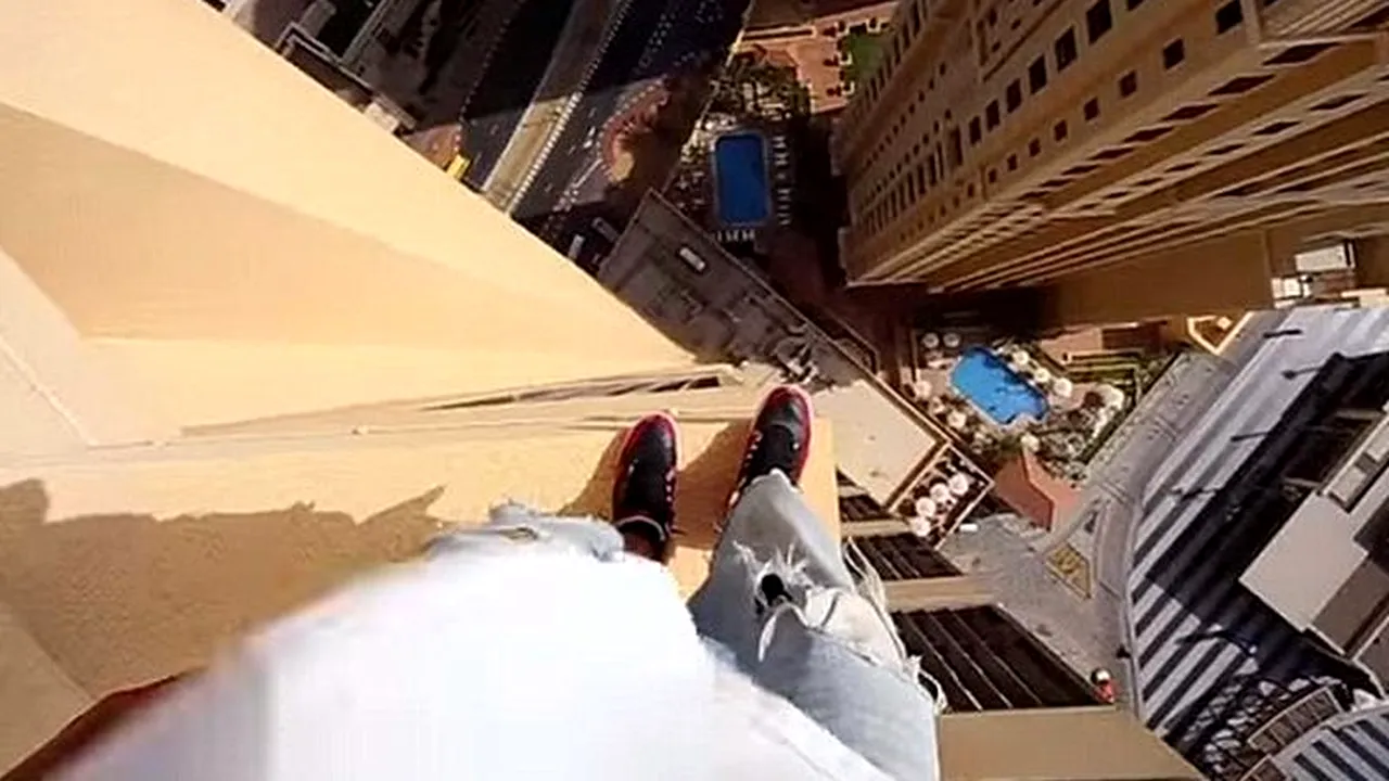 Video extrem. Un tânăr se deplasează pe pilonii situați la etajul 43 al unui hotel din Dubai