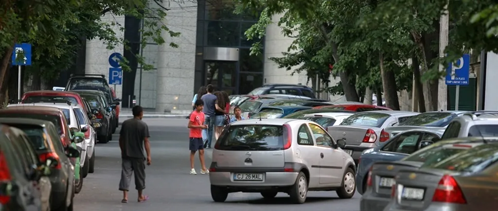 Ocuparea ABUZIVĂ a unui loc de parcare, sancționată cu BLOCAREA roților. Noua aplicație pentru detectarea parcărilor disponibile. Vezi unde sunt valabile noile reglementări