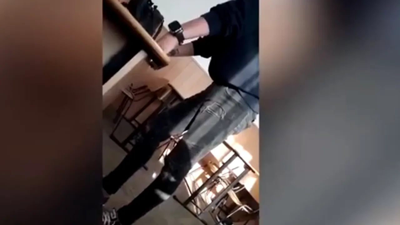 Stai să vezi ce-o BAT când iese din ȘCOALĂ. Un elev a fost filmat când amenința o PROFESOARĂ, din cauza unei note 
