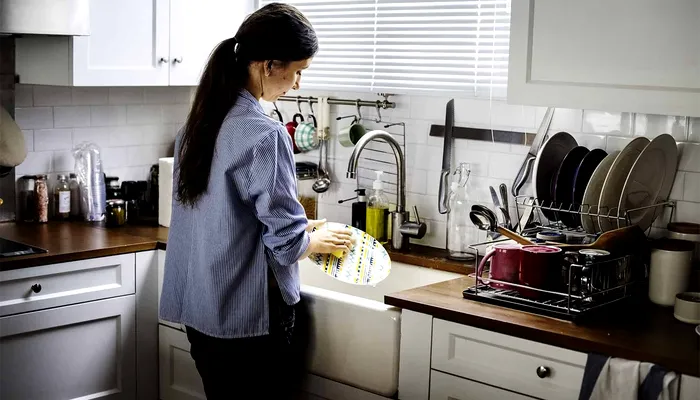 Ce a pățit un pensionar din Spania, după ce a angajat menajeră o româncă de 37 de ani. Ce i-a făcut femeia, sub pretextul că merge la baie