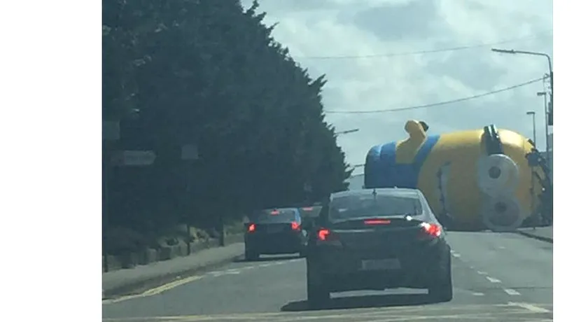 Fotografia momentului. Un minion uriaș a încurcat traficul rutier din Dublin