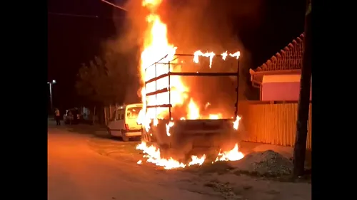 VIDEO | Doi bărbați din Băilești, principalii suspecți în cazul incendierii a două mașini