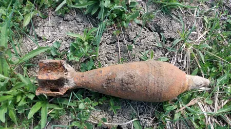 Căuta metale într-o pădure din Botoșani, dar a dat peste o bombă aruncător, în stare perfectă de funcționare 