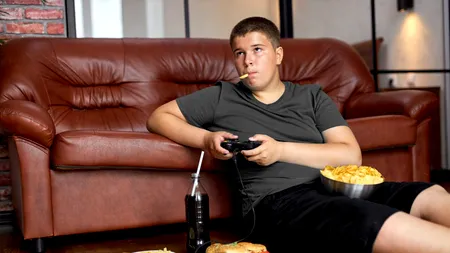 Din cauza scumpirii alimentelor, românii cumpără mâncare mai puțină și NESĂNĂTOASĂ