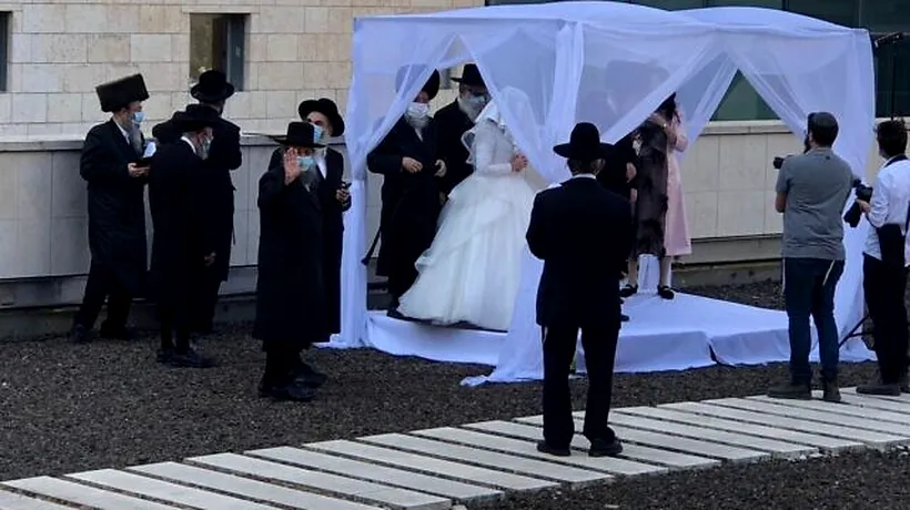 Momente emoționante: Un mire s-a căsătorit în curtea spitalului în care tatăl lui era internat în stare gravă din cauza noului COVID-19 - FOTO / VIDEO