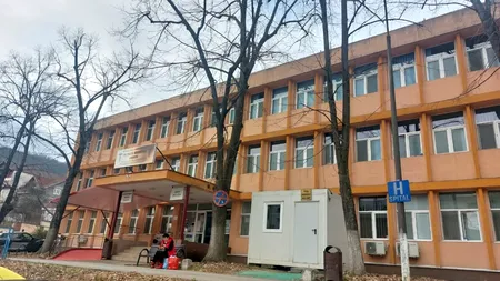 Situație INCREDIBILĂ într-un spital din România: Unele secții funcționează doar cu medici pensionari / Deficit de doctori de 41% din organigramă