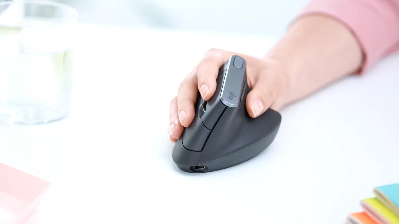 REVIEW Logitech MX Vertical. Un model recomandat pentru cei care doresc un mouse „sănătos