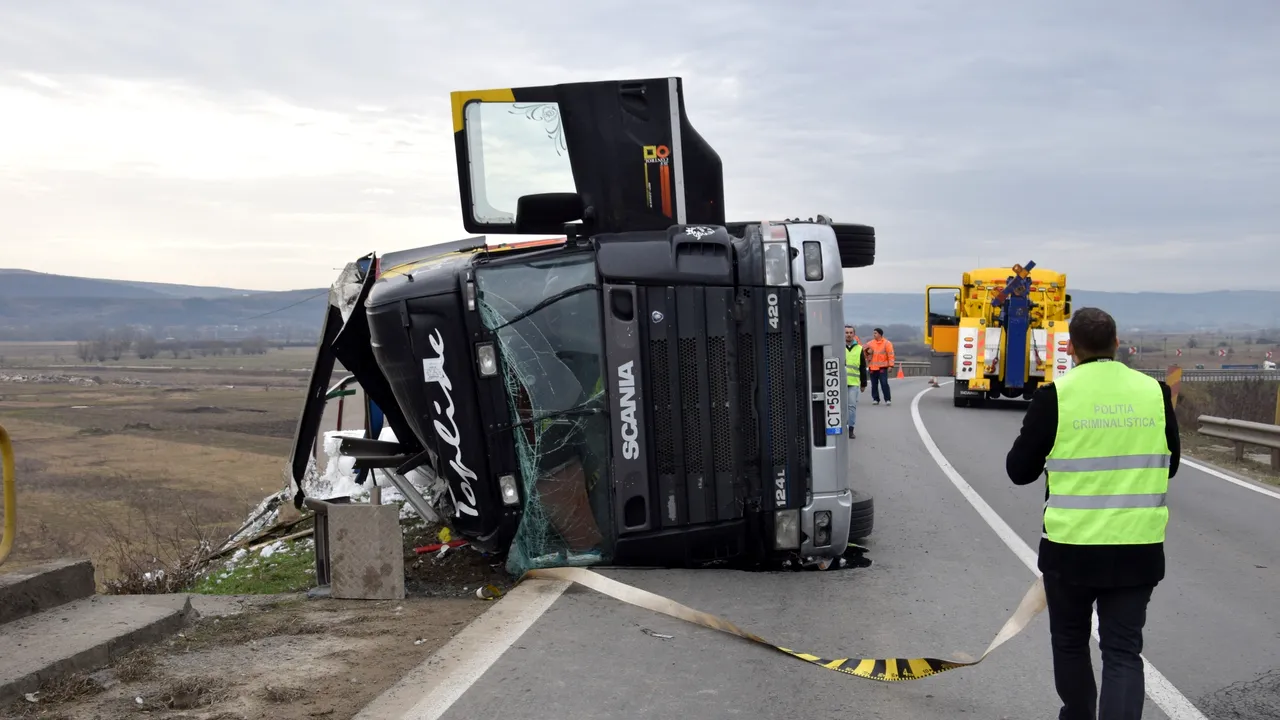 Un camion cu bumbac s-a răsturnat pe șoseaua de centură a municipiului Alba Iulia 
