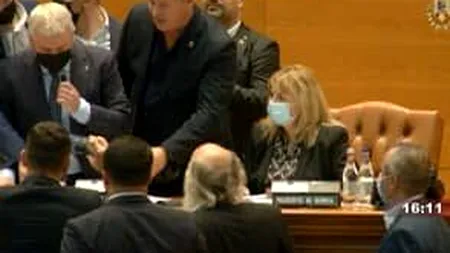 Florin Roman și George Simion se amenință cu plângeri penale după circul din Parlament: M-a blocat prin forță, huliganism, injurii și agresiune fizică