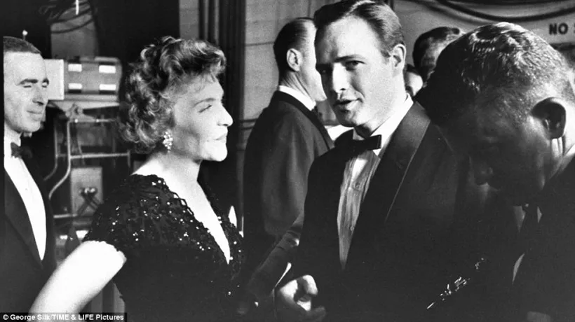 Premiile Oscar în Epoca de Aur a Hollywoodului. Audrey Hepburn, Marlon Brando și Humphrey Bogart la premiile Academiei. GALERIE FOTO