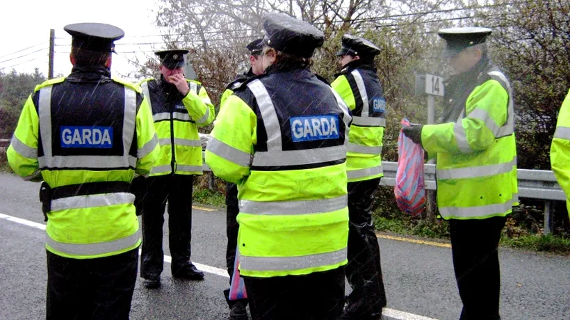 Trei bărbați, arestați în urma incendierii mașinii unei familii de români la sud de Belfast 