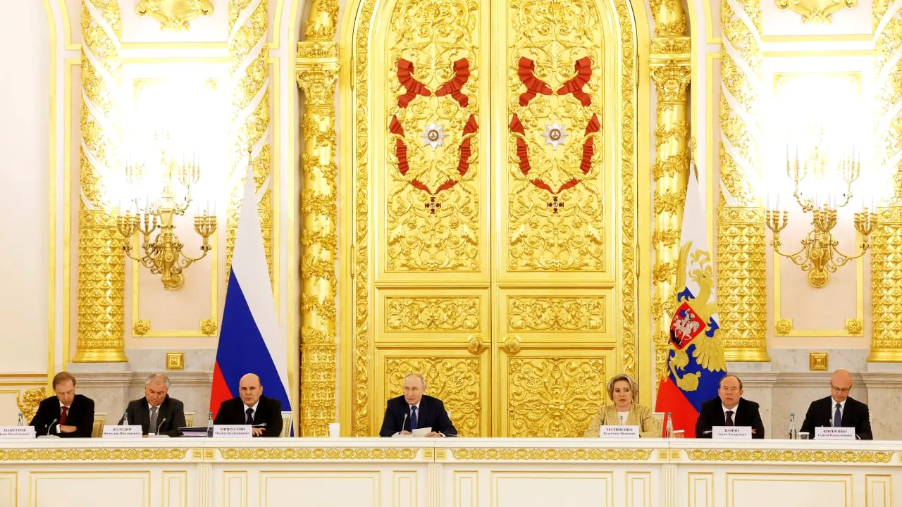 Putin recunoaște că loviturile Ucrainei asupra rafinăriilor de petrol afectează economia Rusiei. „Ne cauzează prejudicii, dar nu există consecințe critice“