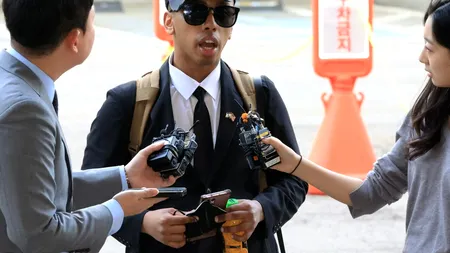 Influencer american, arestat în Coreea de Sud pentru că a sărutat o statuie. Ce simboliza și ce acuzații i se aduc