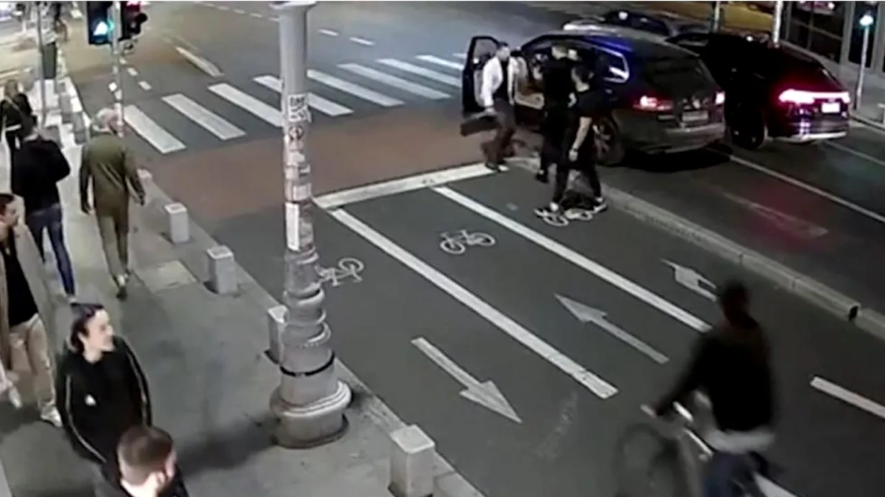 Imagini incredibile surprinse de o cameră de supraveghere: un șofer lovește un bărbat și îl amenință cu sabia