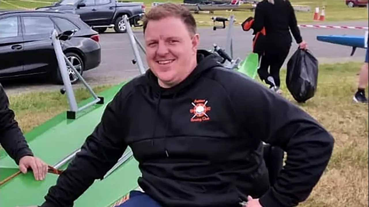 UMILIT. Persoană cu handicap, forțată să se târască pe scările avionului ca să coboare din aeronavă. „Nu a fost prima dată”