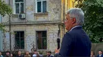 Dragoş Pîslaru a vorbit despre construcţia şi reconstrucţia filialei PNL Sector 3, în faţa unor clădiri degradate şi cu tencuiala căzută