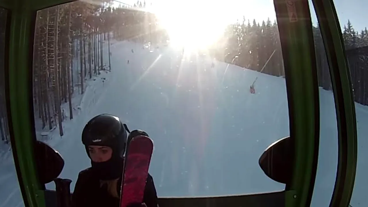 Zeci de turiști au rămas blocați în telegondole la Obârșia Lotrului din cauza unor avarii la rețeaua electrică