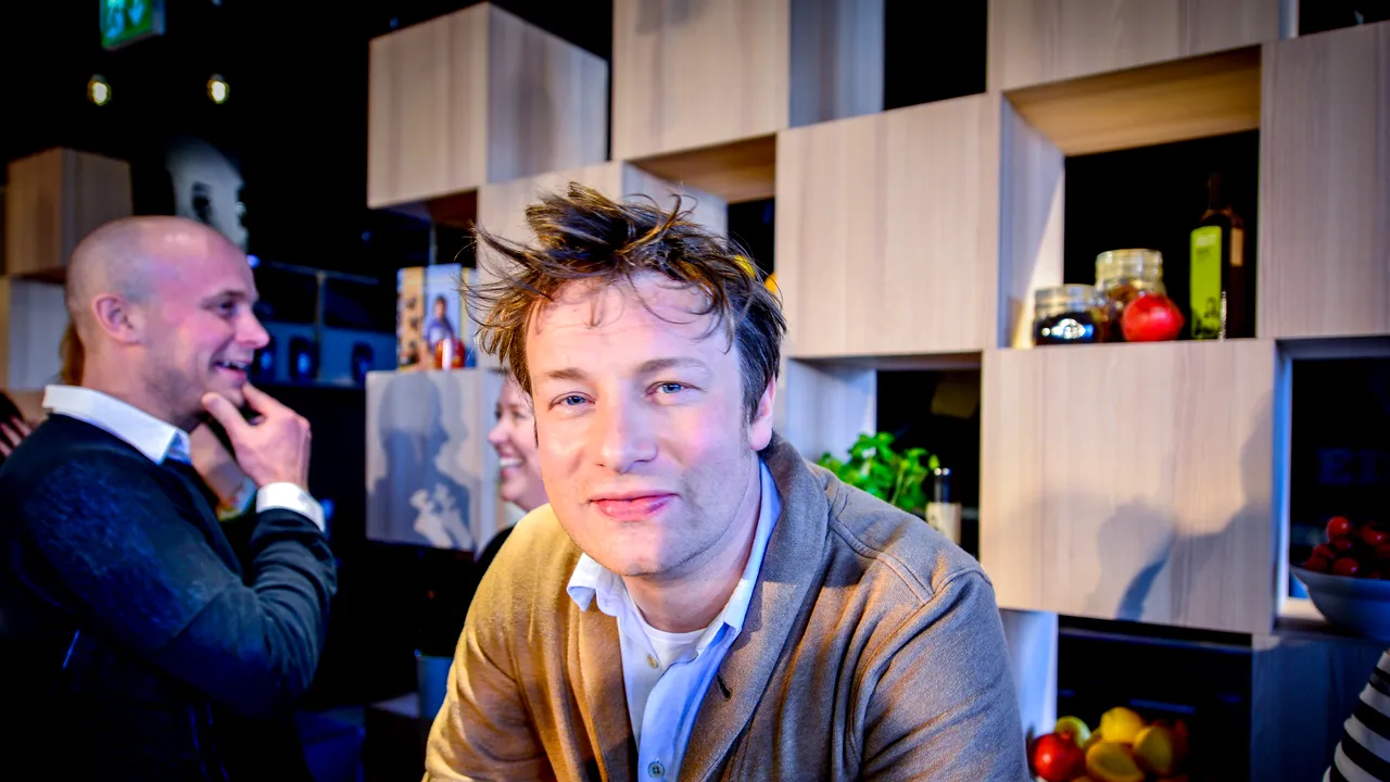Celebrul Jamie Oliver este dator vândut. Numai angajaților trebuie să le plătească salarii restante de 2,5 milioane de euro