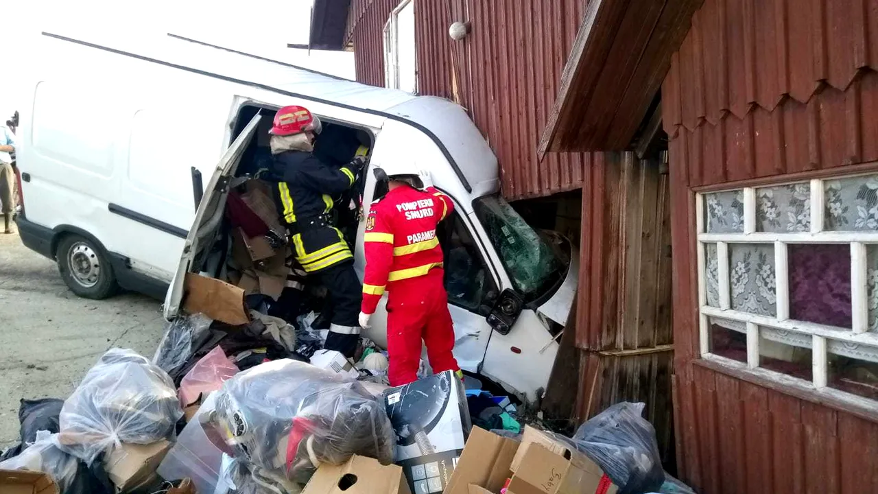 Accident cumplit în Suceava: Un mort și un rănit după ce un microbuz de marfă a intrat într-o casă - FOTO / VIDEO