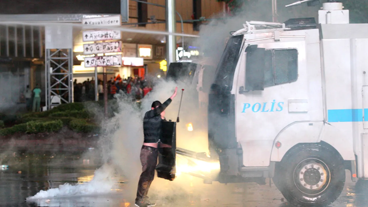Forțele de ordine turce, acuzate că au introdus substanțe chimice în tunurile cu apă, la Istanbul. Varianta oficială: apa a fost 