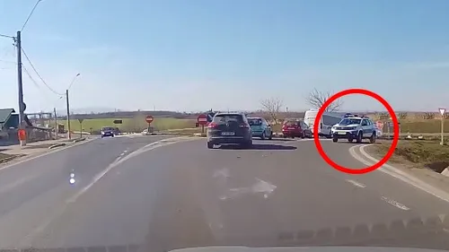 O mașină de Poliție circula pe contrasens, la ieșirea din orașul Tecuci. Totul a fost filmat! (VIDEO)