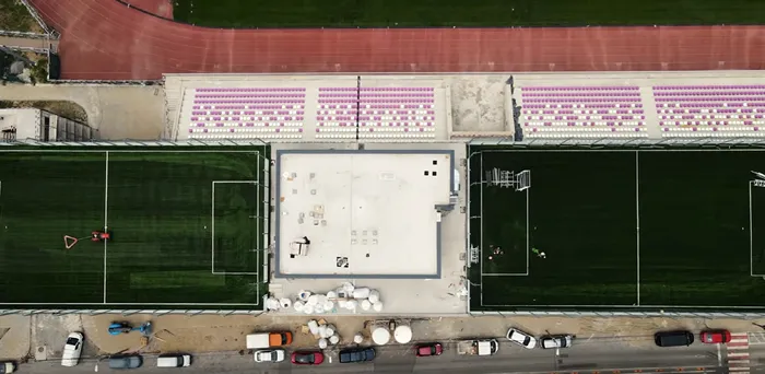 Fotbal pe acoperiș, la Timișoara. Cum arată Stadionul Știința înainte de inaugurare, cu 2 terenuri sintetice deasupra tribunei
