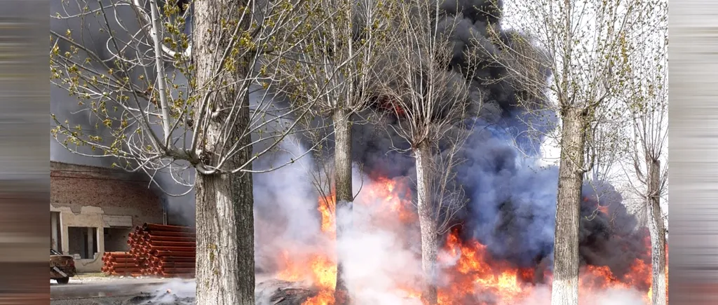 Un băiat de 11 ani din Arad a incendiat, din joacă, doi kilometri de țevi de plastic. Paguba este uriașă