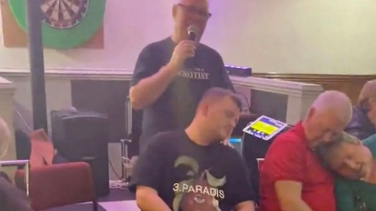 Bărbatul din imagine a acceptat să fie hipnotizat de un iluzionist, într-un bar. Ireal ce a făcut imediat după ce s-a trezit din hipnoză