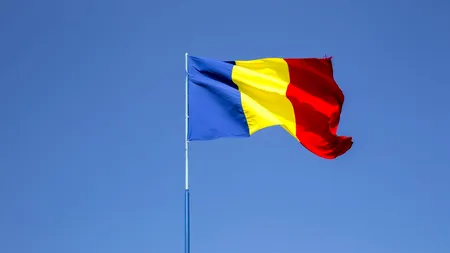 Lanț uman în jurul unor vestigii, ca protest față de construirea unui bloc peste cetatea Tomis: Hora Unirii, făcută în jurul unei gropi