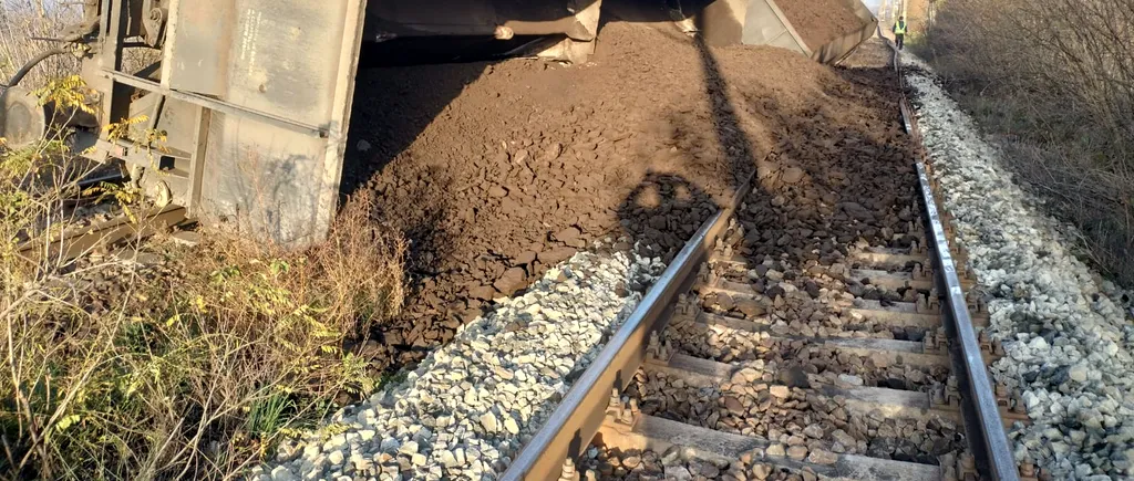 VIDEO | 9 vagoane ale unui tren de marfă plin cu cărbune au deraiat în județul Dolj