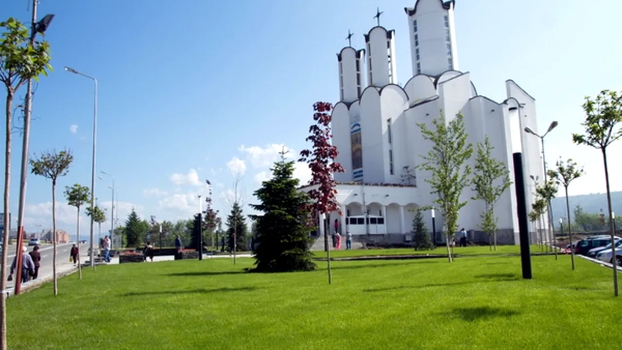 Mesaj scandalos scris pe Catedrala din Ostroveni.Preotul paroh a refuzat să depună plângere. Decizia luată de polițiștii din Vâlcea. FOTO