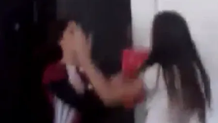 Două eleve s-au bătut în clasă la liceul din Găești. În loc să intervină, colegii au filmat totul VIDEO