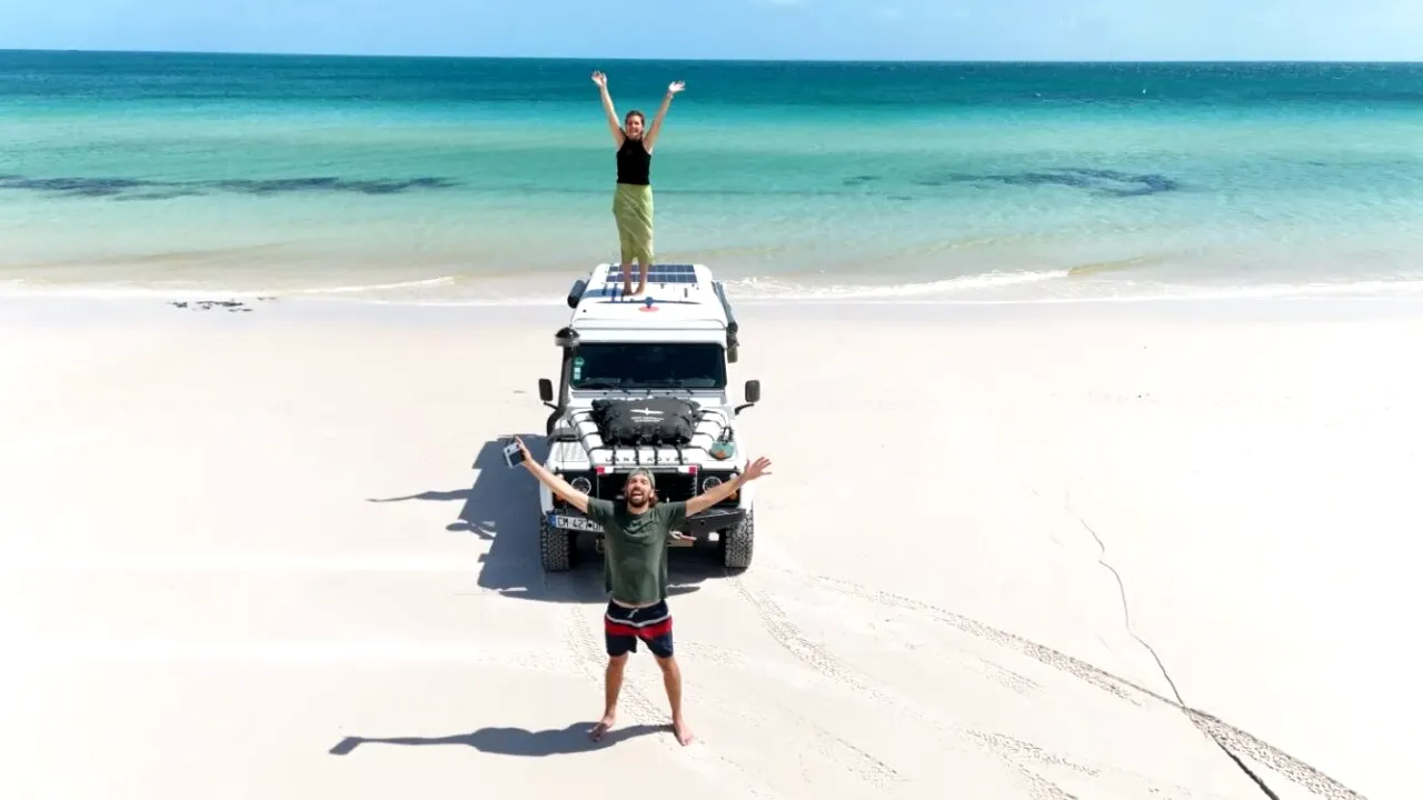 „Această viață este un vis”. Doi tineri au renunțat la job-urile stabile pentru a face înconjurul lumii într-un Land ROVER