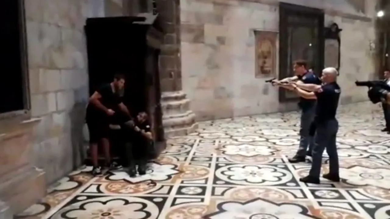 Agent de securitate de la Domul din Milano, luat ostatic și amenințat cu un cuțit. Imagini șocante cu intervenția polițiștilor (VIDEO)