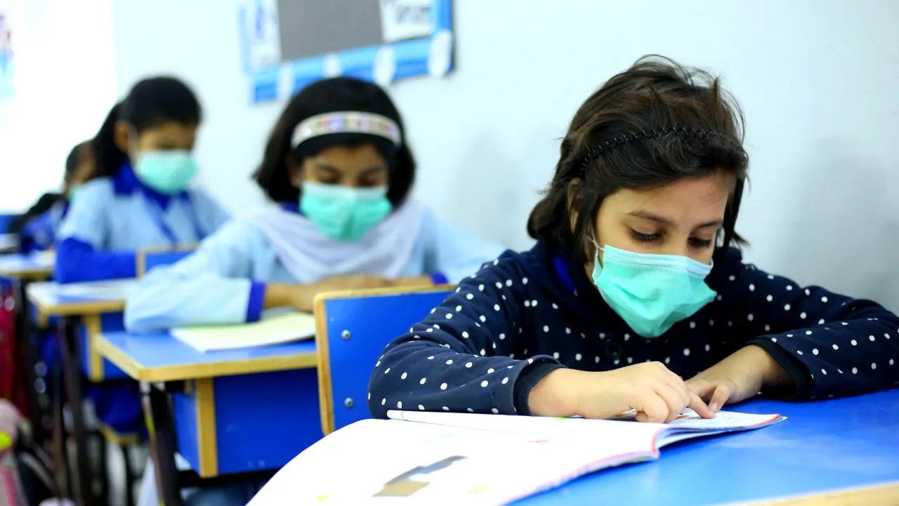 8 ȘTIRI DE LA ORA 8. Numărul elevilor infectați cu COVID-19 s-a triplat, la 10 zile de la deschiderea noului an școlar. Aproape 70.000 de copii și elevi învață online