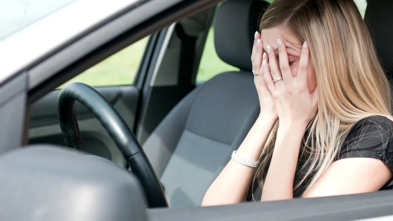 O ieșeancă s-a trezit cu zeci de AMENZI după ce și-a vândut mașina. Ce pățești dacă nu înmatriculezi autovehiculul pe numele tău