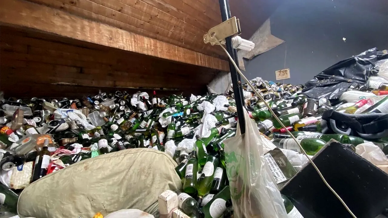 Ce a găsit proprietarul în locuința unui chiriaș care nu dusese gunoiul niciodată, în ultimii 10 ani