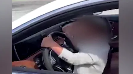 Copil filmat de părinți când conduce un Mercedes de lux. Imaginile au fost distribuite pe Facebook