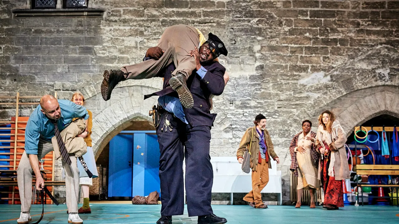 Festivalul de Teatru de la Avignon beneficiază de măsuri extraordinare de securitate, după mai multe zile de proteste violente în Franţa