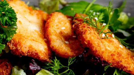 INGREDIENTUL secret al bucătarilor care oferă o culoare aurie apetisantă peștelui prăjit. Ce trebuie să pui în mălai înainte