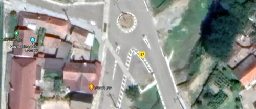 Sens giratoriu amplasat ABSURD într-un sat din Alba cu 300 de locuitori. E pus fix în fața casei primarului