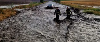 O VIITURĂ a surprins mai multe autoturisme, pe un drum național din județul Tulcea. Pompierii au evacuat o persoană dintr-un autovehicul blocat în apă