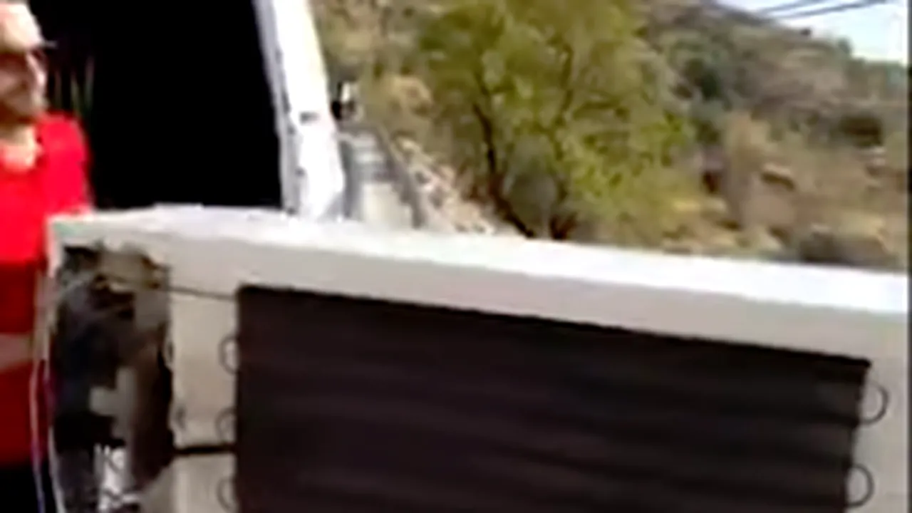 Un bărbat a fost obligat de polițiști să scoată un frigider din râpa în care l-a aruncat. Ce amendă uriașă are de plătit - VIDEO