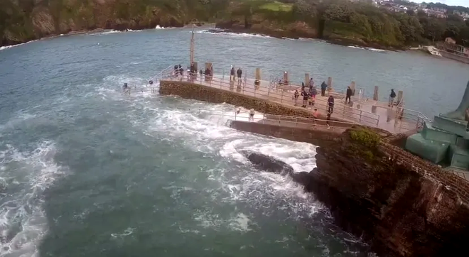 VIDEO. Scene dramatice. O fetiță este luată pe sus de valuri, în timp ce se juca cu prietenii